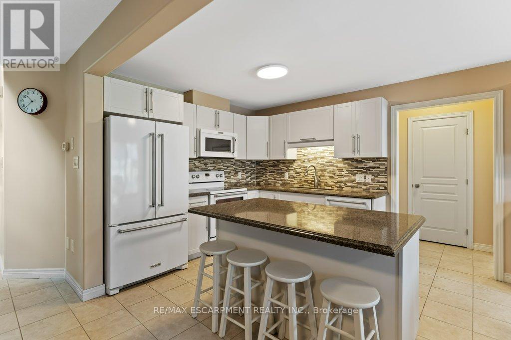 4875 John Street, Lincoln, Ontario  L3J 0P2 - Photo 3 - X12352774