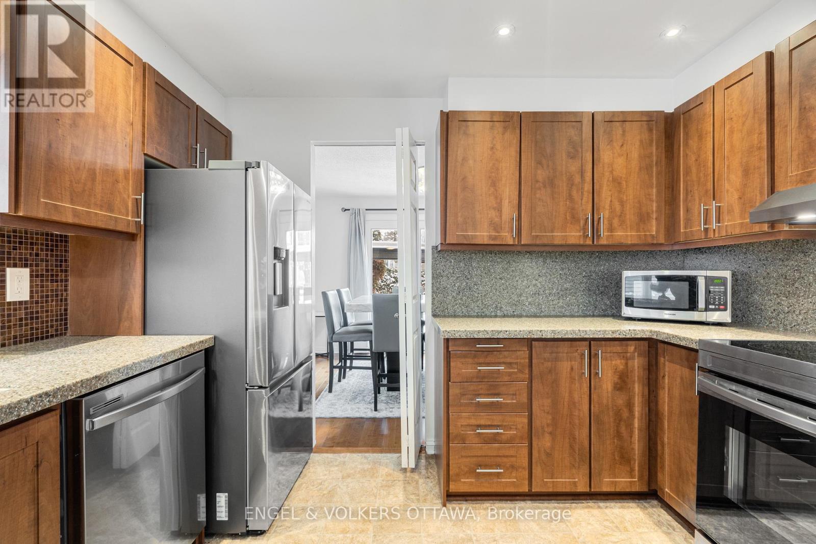 29 Valley Ridge Street, Ottawa, Ontario  K2E 7W3 - Photo 12 - X12798782