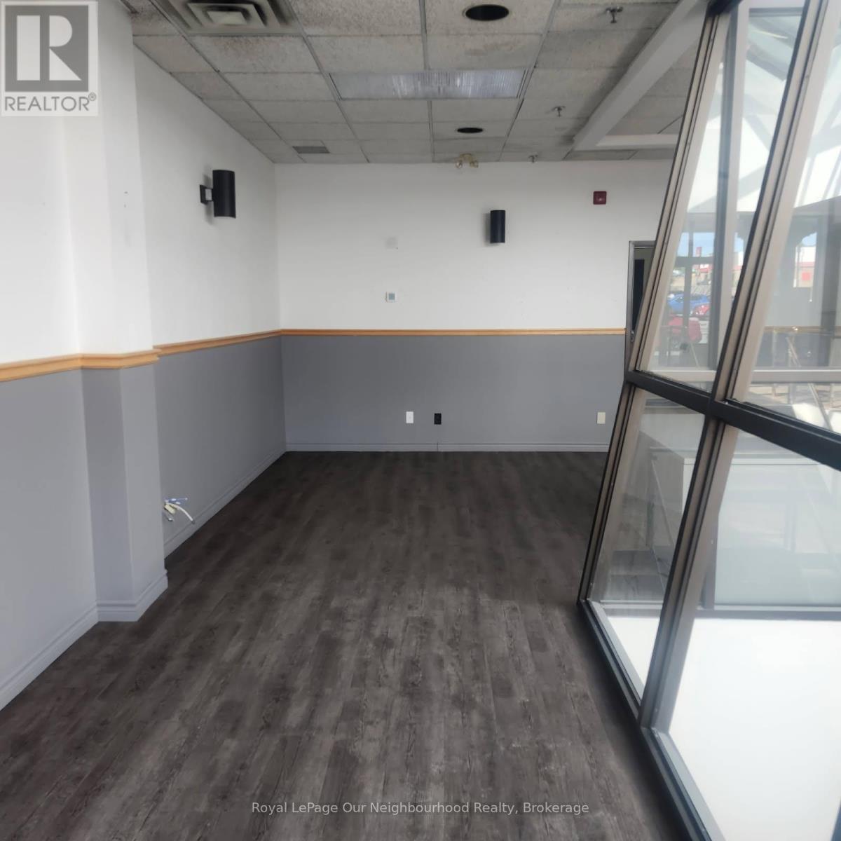 102 - 1135 Lansdowne Street W, Peterborough (Otonabee Ward 1), Ontario  K9J 7M2 - Photo 2 - X12800172