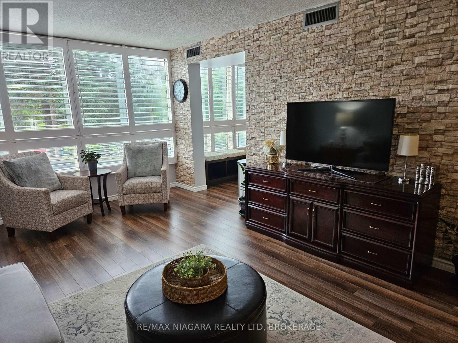 210 - 5100 Dorchester Road, Niagara Falls, Ontario  L2E 7H4 - Photo 2 - X12800176