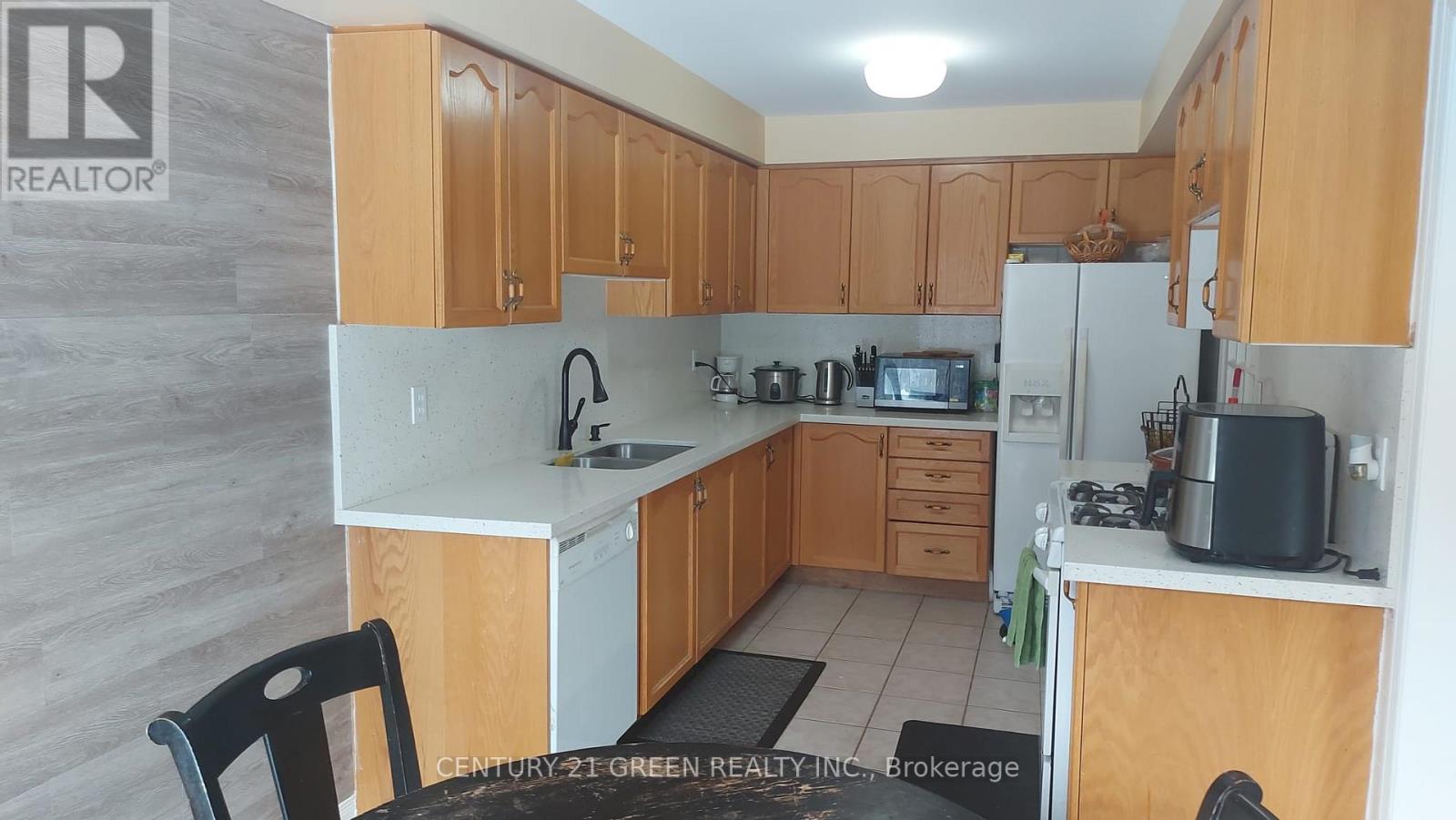 Upper - 33 Bramfield Street, Brampton (Fletcher's Meadow), Ontario  L7A 2W1 - Photo 8 - W12800156