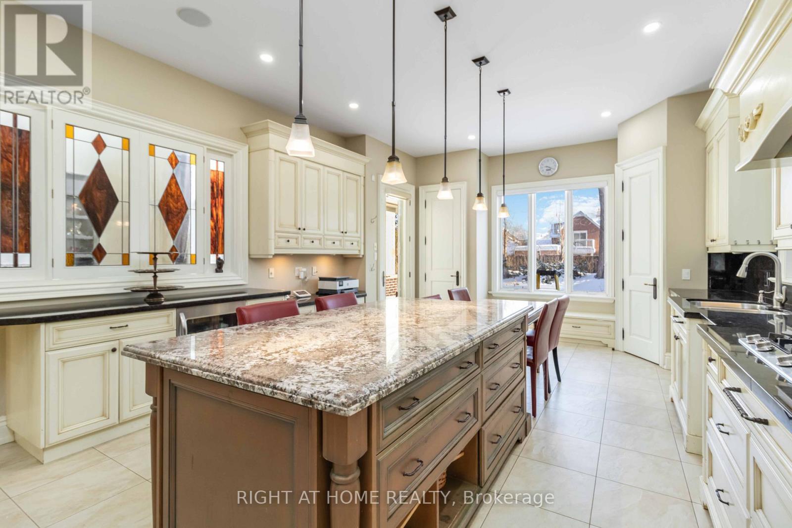 25 Oakwood Avenue S, Mississauga, Ontario  L5G 3L2 - Photo 15 - W12800208