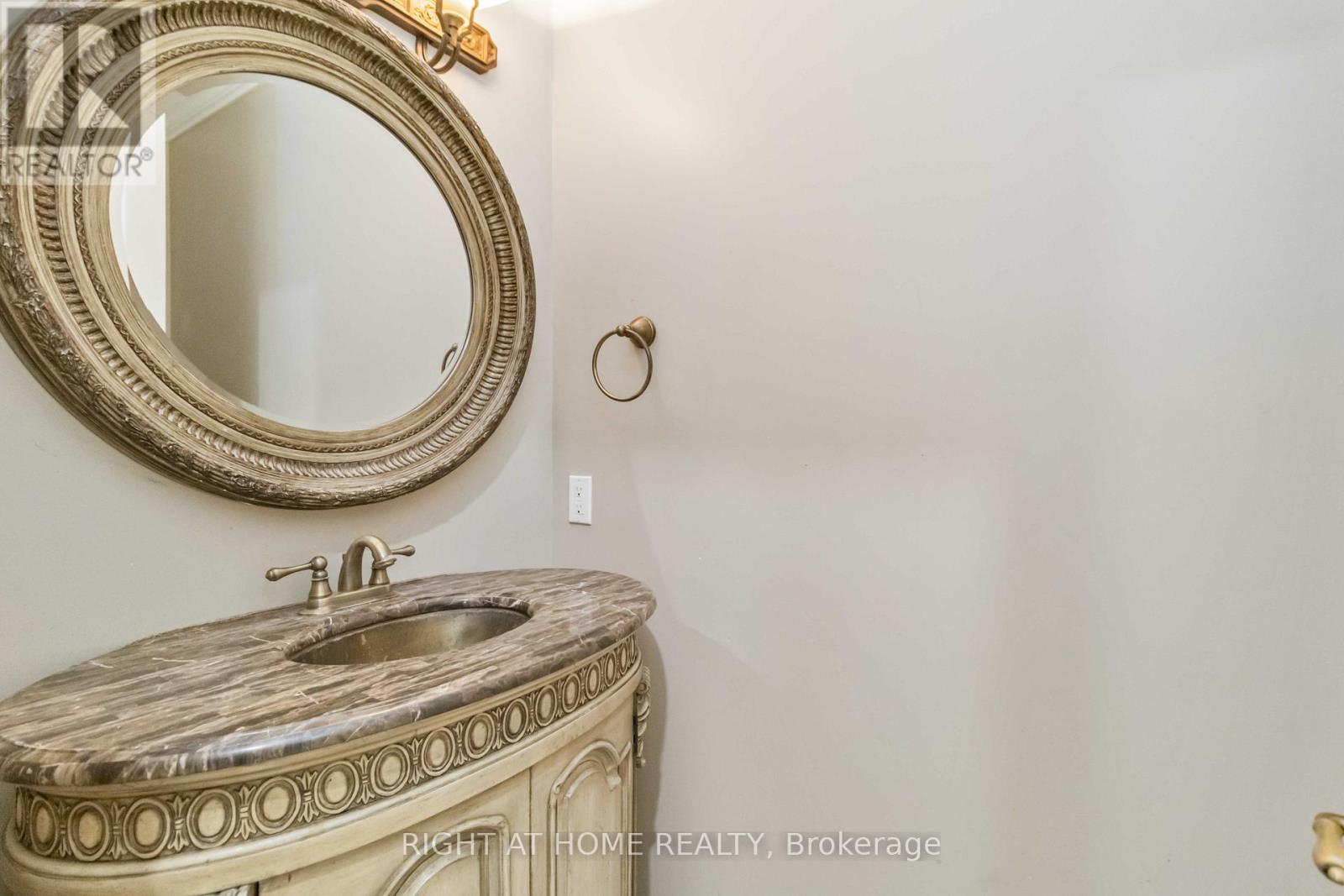 25 Oakwood Avenue S, Mississauga, Ontario  L5G 3L2 - Photo 17 - W12800208