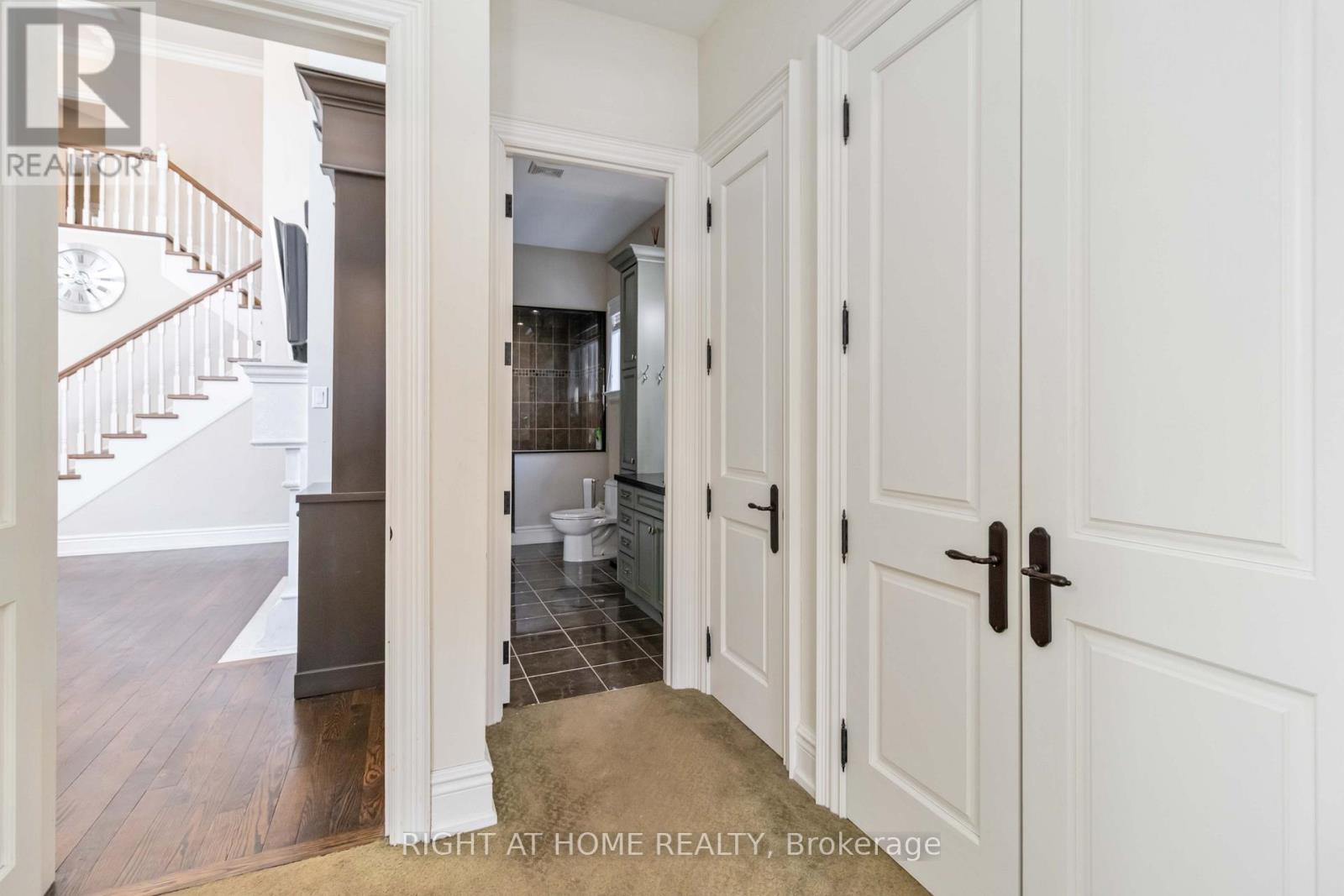 25 Oakwood Avenue S, Mississauga, Ontario  L5G 3L2 - Photo 18 - W12800208