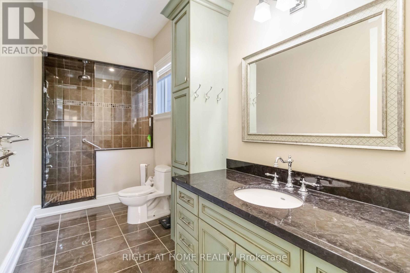 25 Oakwood Avenue S, Mississauga, Ontario  L5G 3L2 - Photo 19 - W12800208