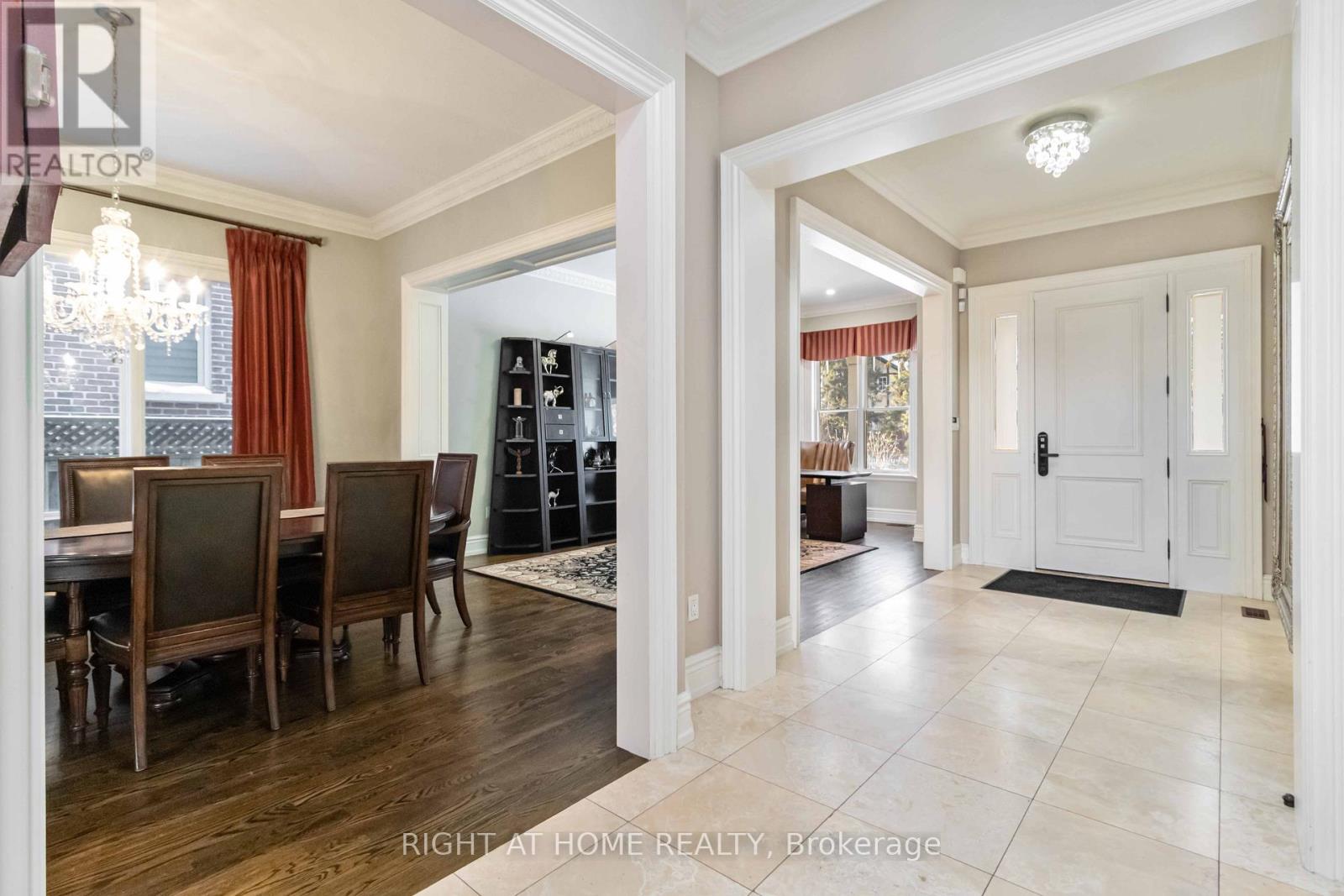 25 Oakwood Avenue S, Mississauga, Ontario  L5G 3L2 - Photo 2 - W12800208