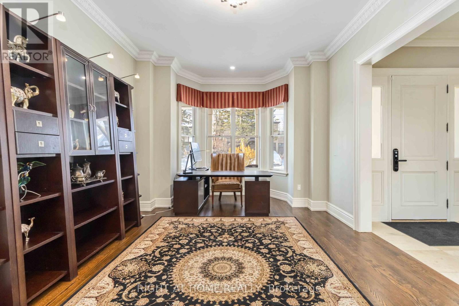 25 Oakwood Avenue S, Mississauga, Ontario  L5G 3L2 - Photo 3 - W12800208