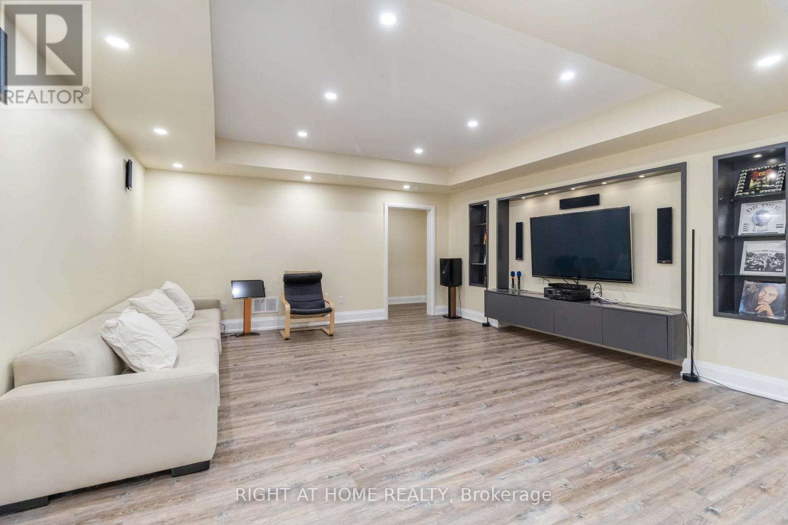 25 Oakwood Avenue S, Mississauga, Ontario  L5G 3L2 - Photo 38 - W12800208