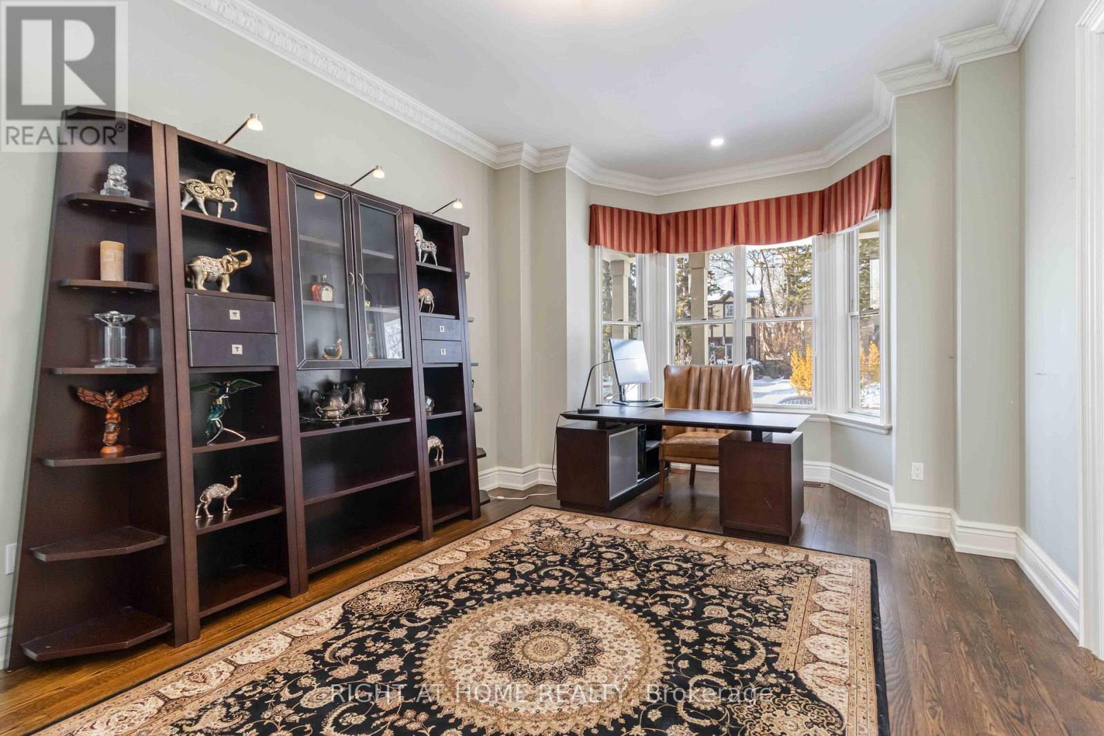 25 Oakwood Avenue S, Mississauga, Ontario  L5G 3L2 - Photo 4 - W12800208