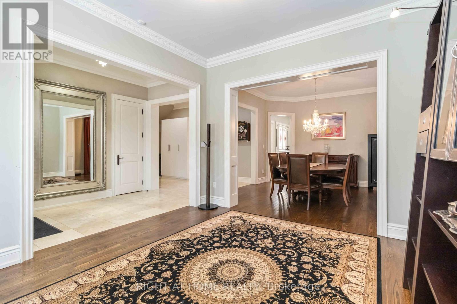 25 Oakwood Avenue S, Mississauga, Ontario  L5G 3L2 - Photo 5 - W12800208