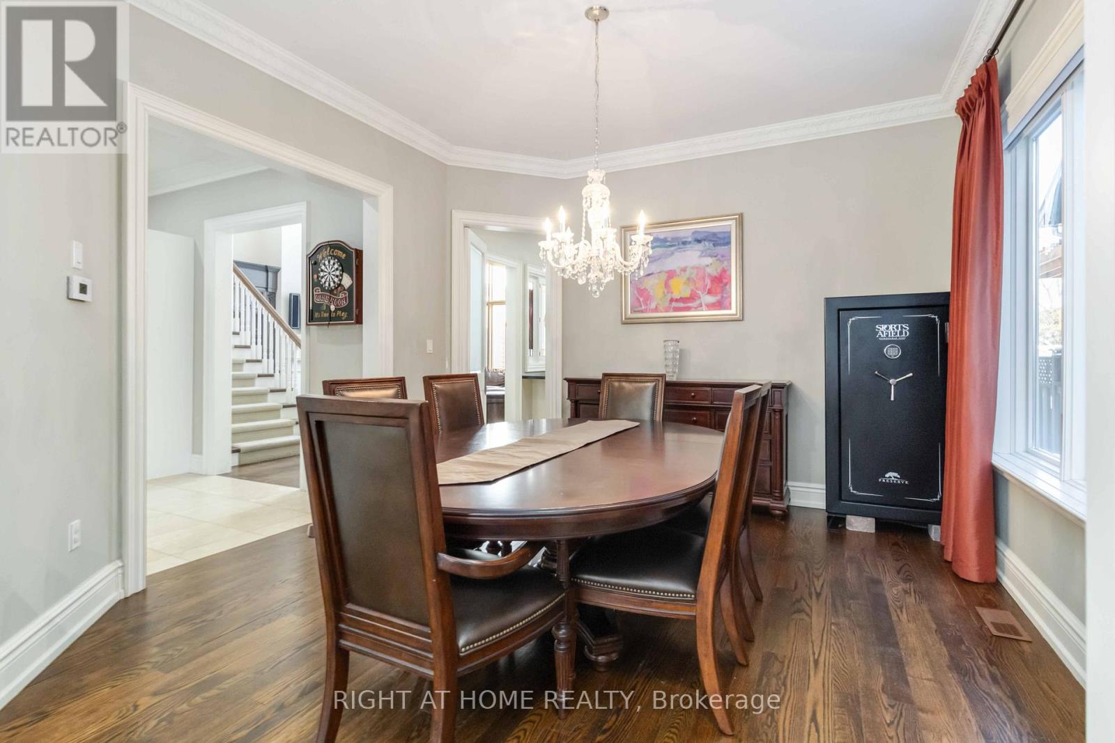 25 Oakwood Avenue S, Mississauga, Ontario  L5G 3L2 - Photo 6 - W12800208