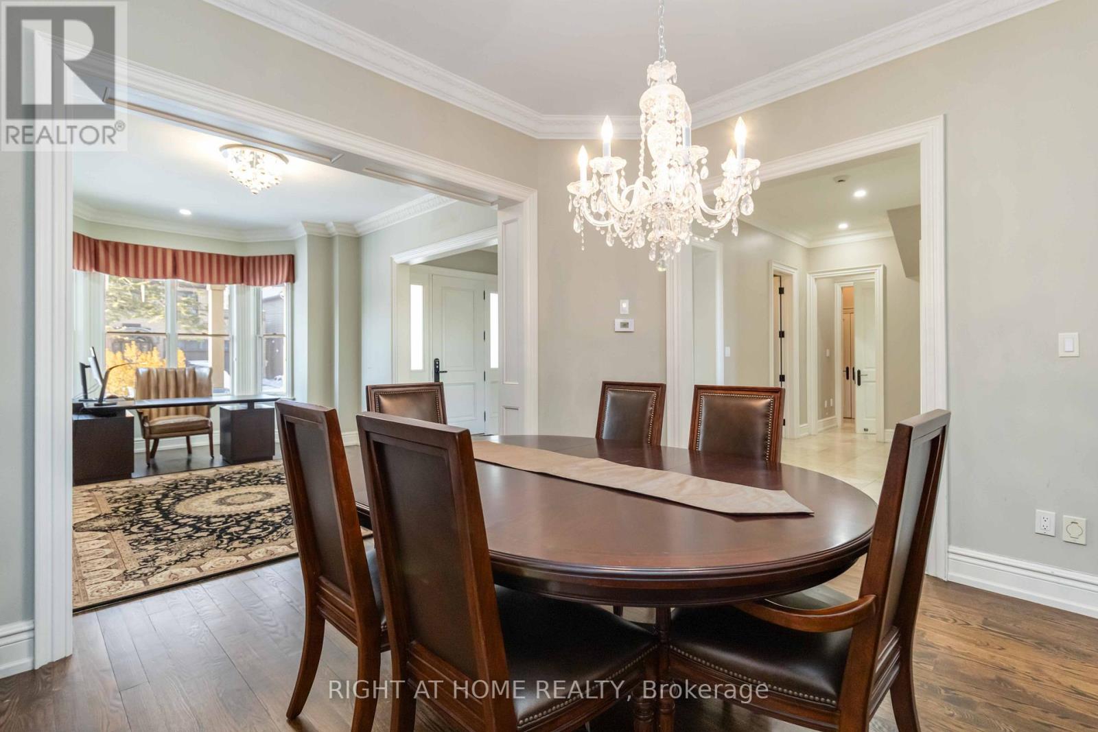 25 Oakwood Avenue S, Mississauga, Ontario  L5G 3L2 - Photo 8 - W12800208