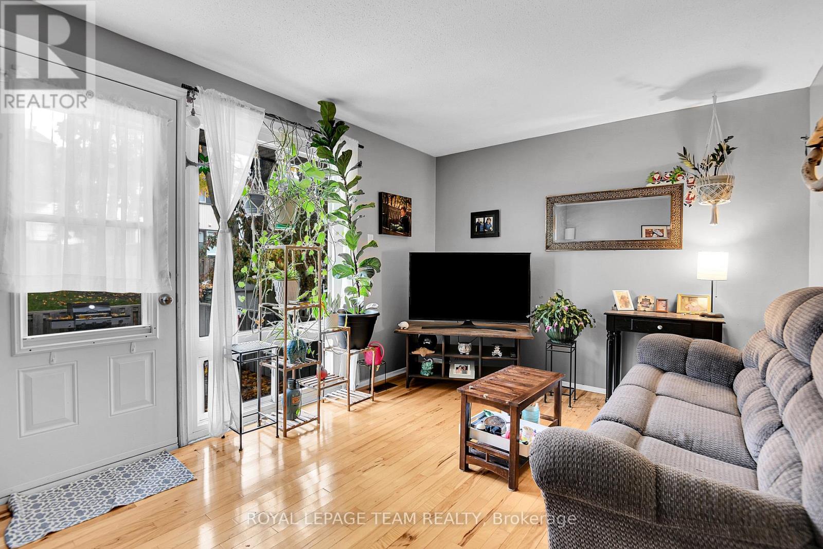 B - 902 Elmsmere Road, Ottawa, Ontario  K1J 7T6 - Photo 4 - X12800234