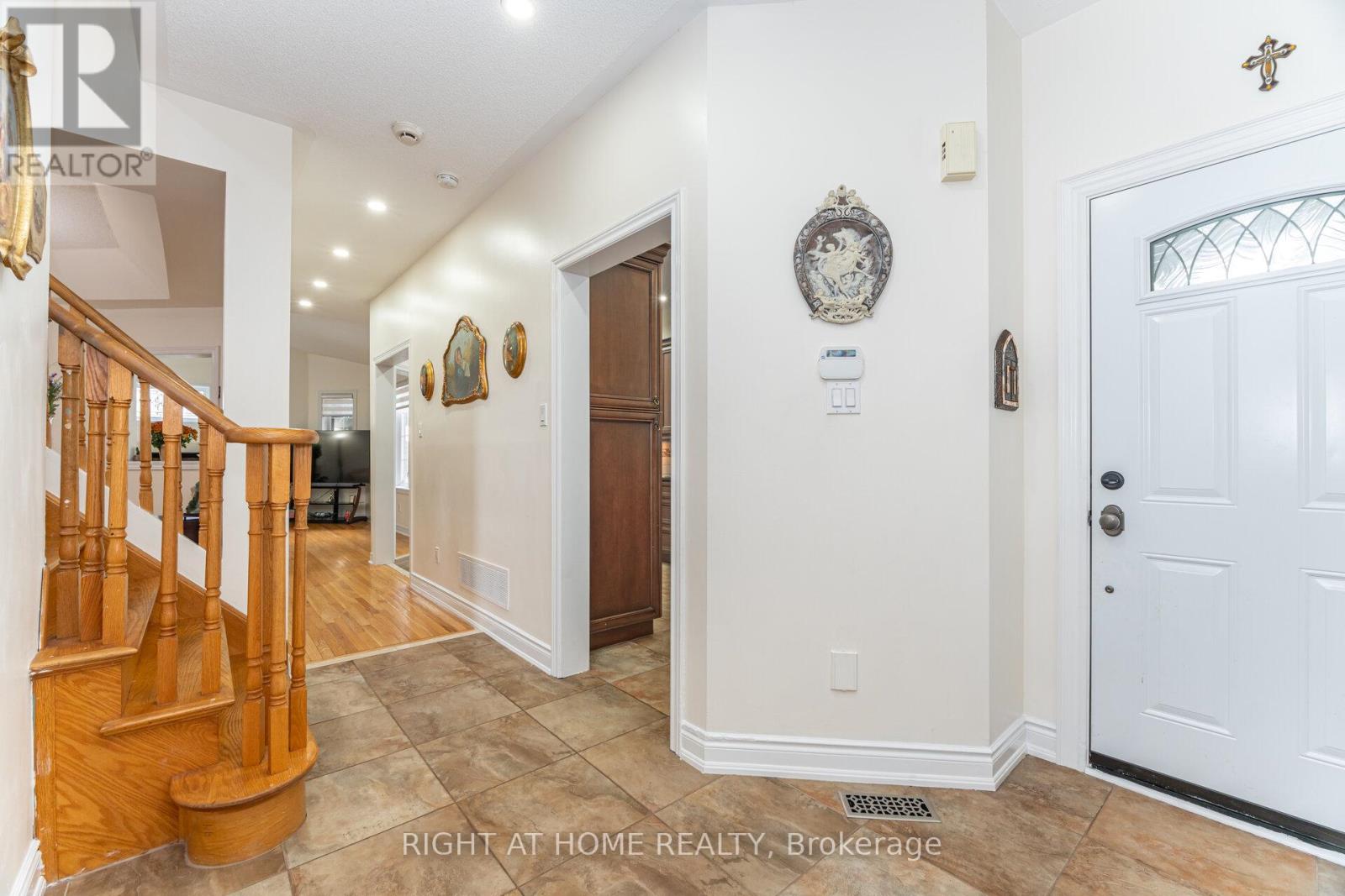 2 Melrose Gardens, Brampton, Ontario  L7A 1J7 - Photo 5 - W12789770