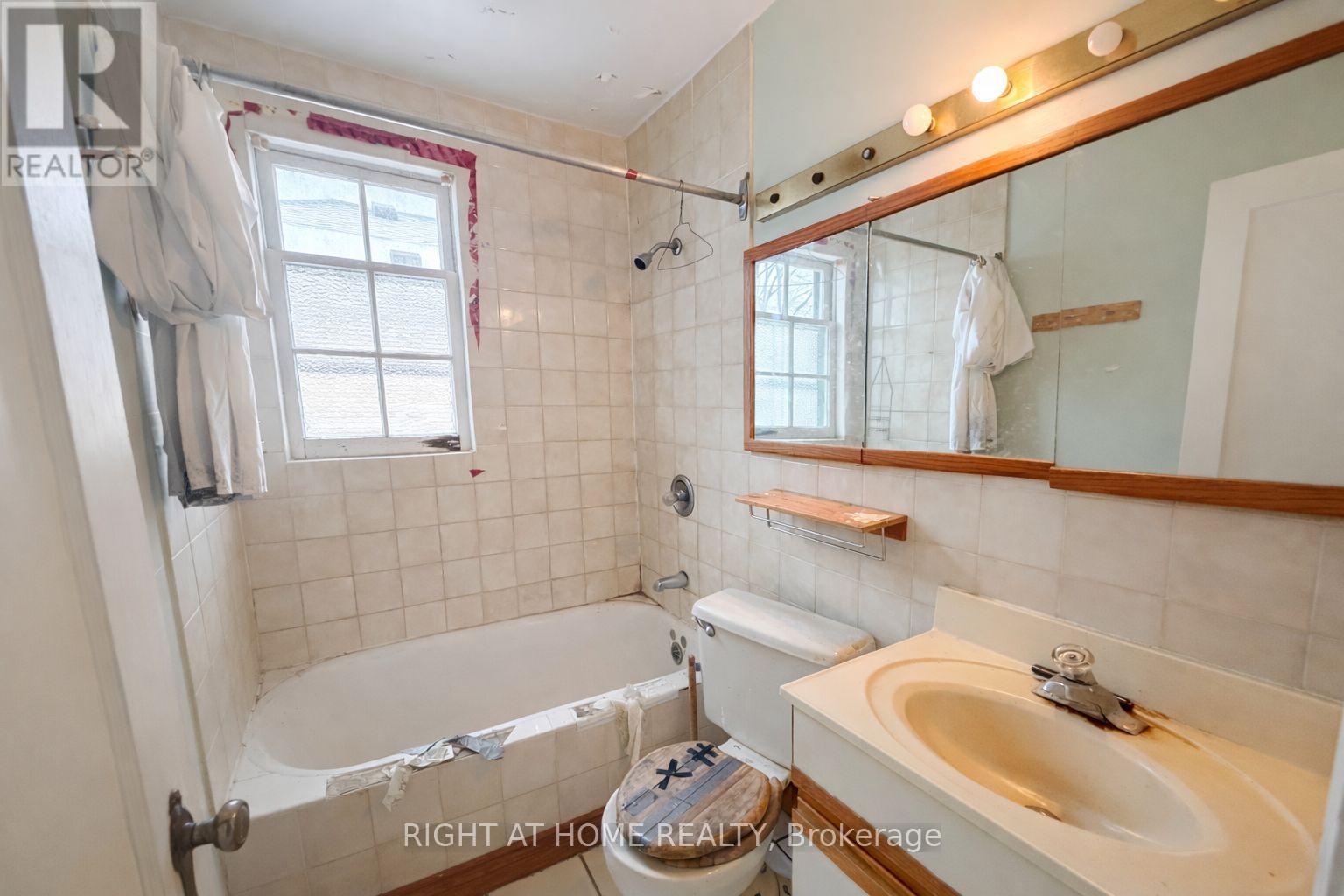 140 Stanley Avenue, Toronto, Ontario  M8V 1N9 - Photo 13 - W12800256