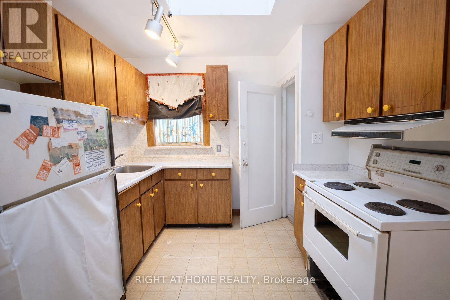 140 Stanley Avenue, Toronto, Ontario  M8V 1N9 - Photo 7 - W12800256