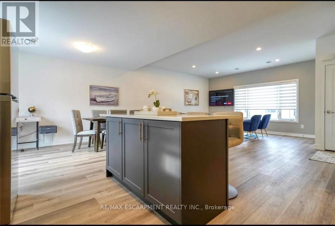 721 - 4263 Fourth Avenue, Niagara Falls, Ontario  L2E 0C2 - Photo 4 - X12800254