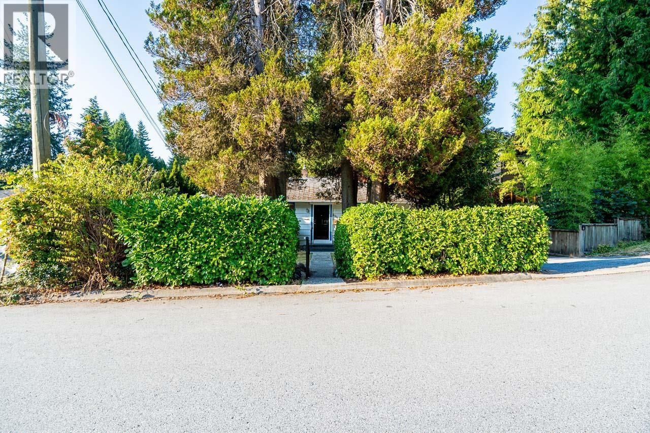 3084 Paisley Road, North Vancouver, British Columbia  V7R 1C8 - Photo 2 - R3091495