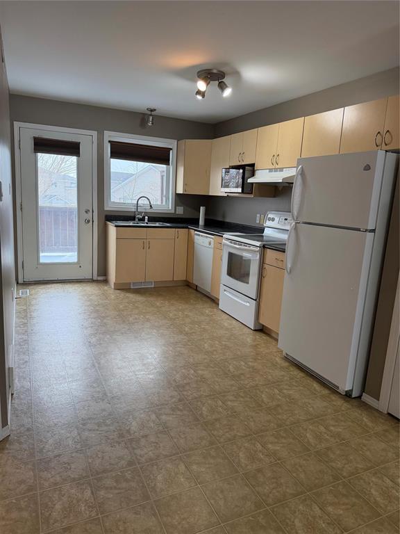 39 Whitby Crescent, Steinbach, Manitoba  R5G 0B4 - Photo 2 - 202602947