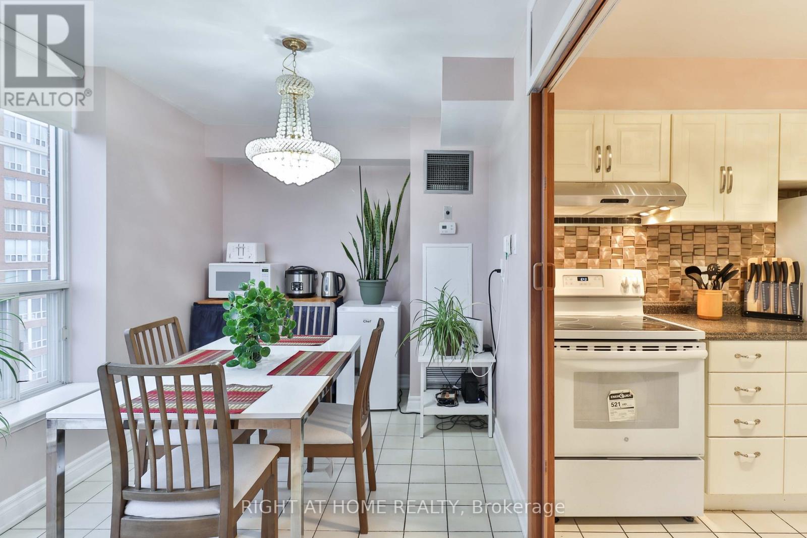 1609 - 410 Mclevin Avenue, Toronto, Ontario  M1B 5J5 - Photo 13 - E12800430