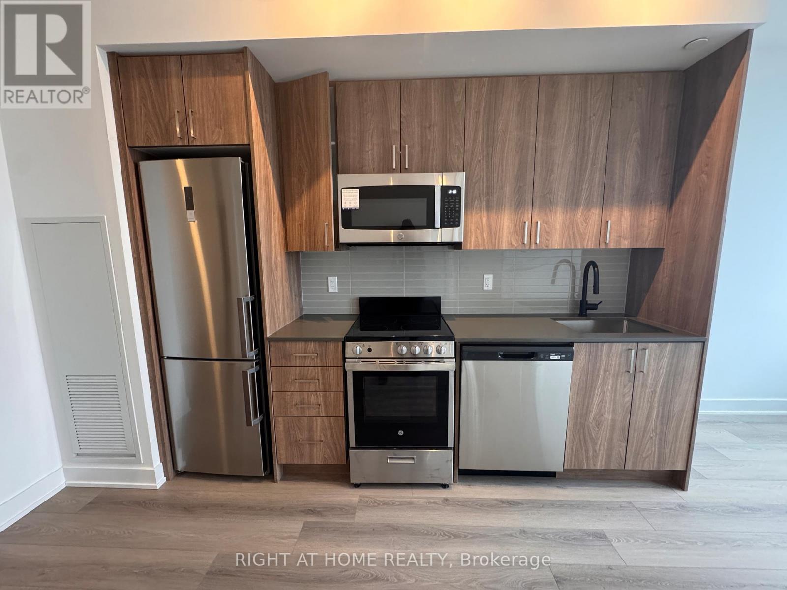 603 - 758 Dovercourt Rd Road, Toronto, Ontario  M6H 2X2 - Photo 3 - W12800436