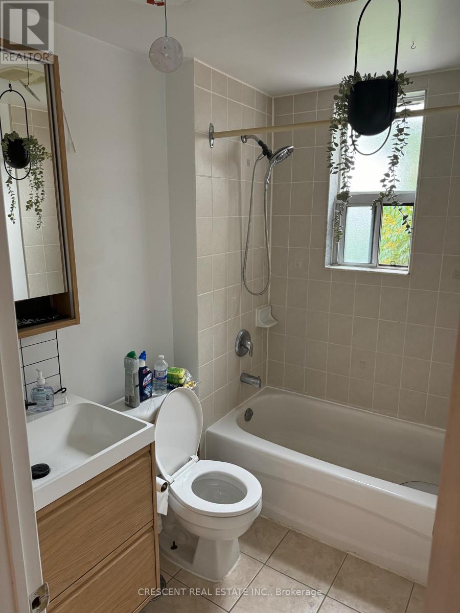 Upper - 1057 Davenport Road, Toronto, Ontario  M6G 2C2 - Photo 5 - C12800456