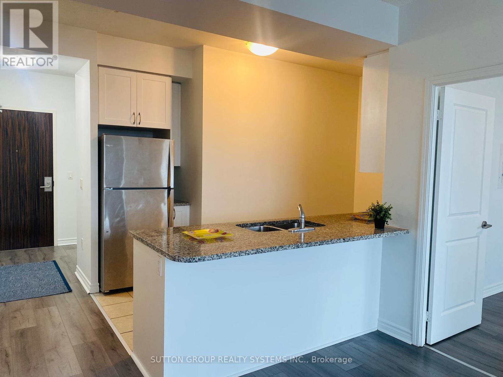 301 - 349 Rathburn Road W, Mississauga, Ontario L5B 0K6 - Photo 8 - W12800462