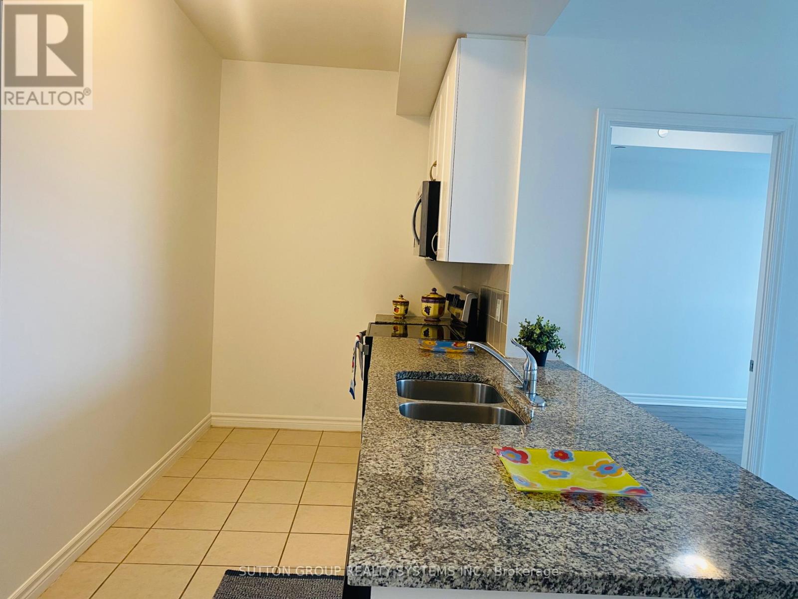 301 - 349 Rathburn Road W, Mississauga, Ontario L5B 0K6 - Photo 9 - W12800462