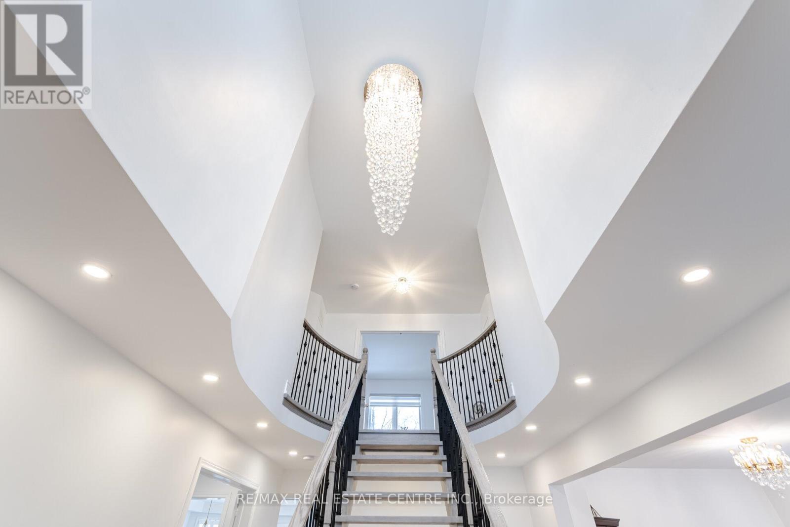 6150 Bankhead Court, Mississauga, Ontario  L5V 1L9 - Photo 4 - W12800510