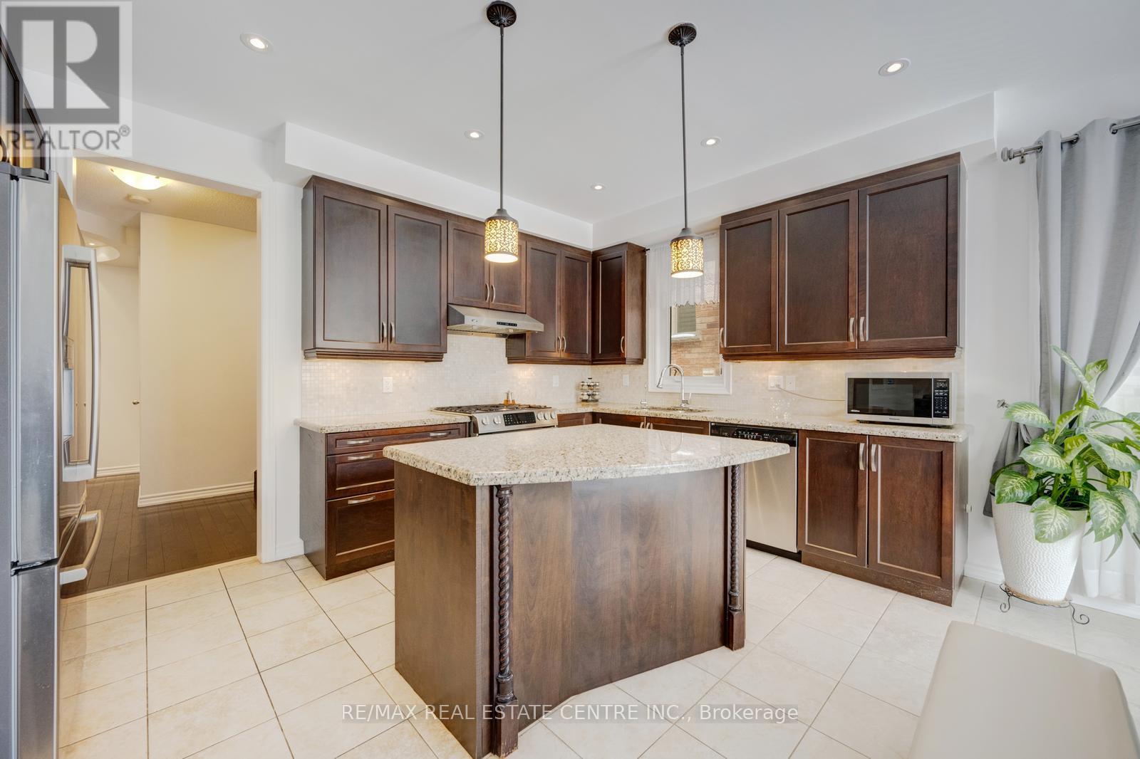 19 Mediterranean Crescent, Brampton, Ontario  N9V 3X6 - Photo 17 - W12800514