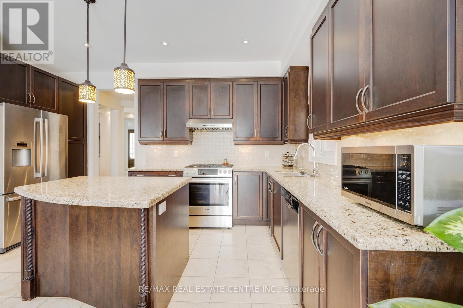 19 Mediterranean Crescent, Brampton, Ontario  N9V 3X6 - Photo 18 - W12800514