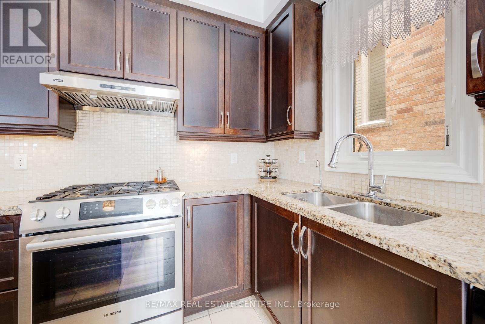 19 Mediterranean Crescent, Brampton, Ontario  N9V 3X6 - Photo 19 - W12800514