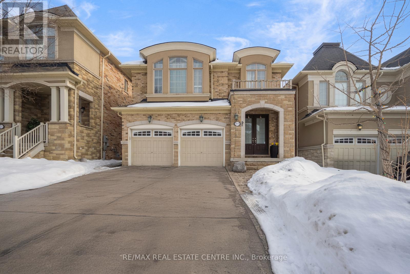 19 Mediterranean Crescent, Brampton, Ontario  N9V 3X6 - Photo 2 - W12800514