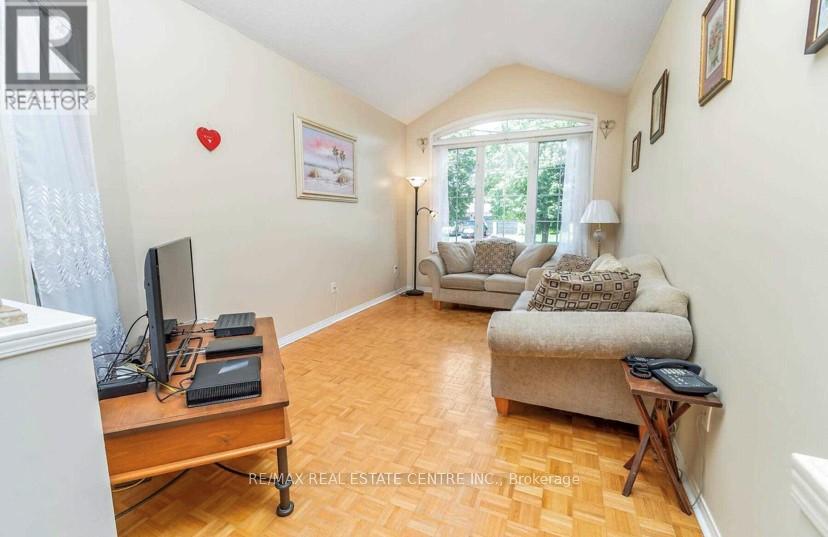 7 Curry Crescent, Halton Hills, Ontario  L7G 5L4 - Photo 7 - W12800518