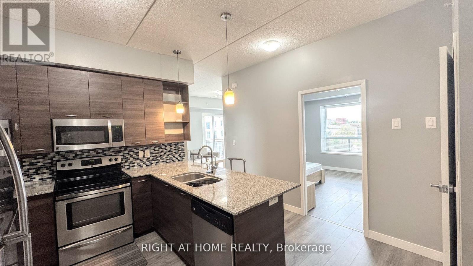 Master Bedroom - 507 - 318 Spruce Street, Waterloo, Ontario  N2L 3W7 - Photo 9 - X12800488