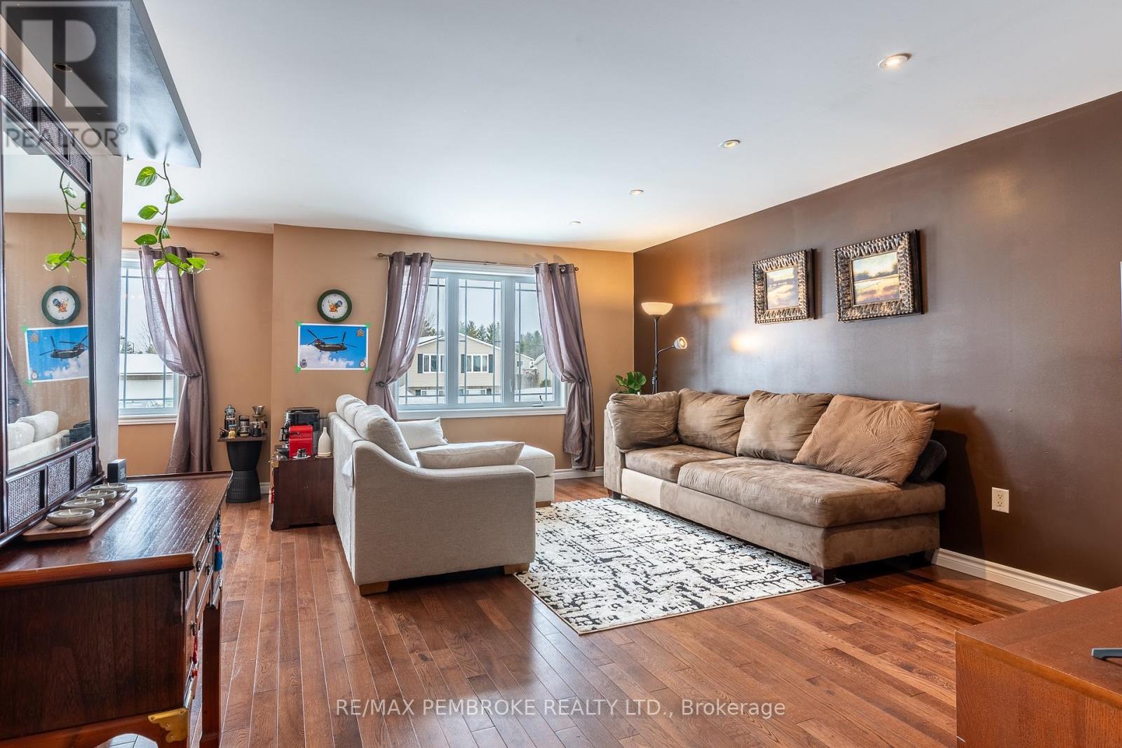 18 Morning Star Street, Petawawa, Ontario  K8H 0A1 - Photo 11 - X12800540