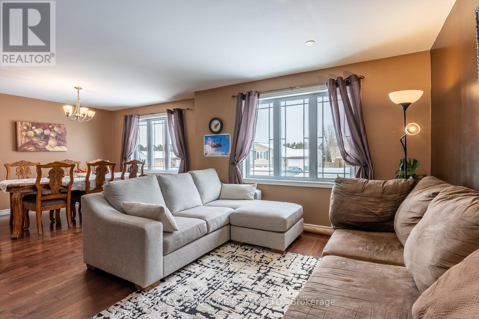 18 Morning Star Street, Petawawa, Ontario  K8H 0A1 - Photo 12 - X12800540