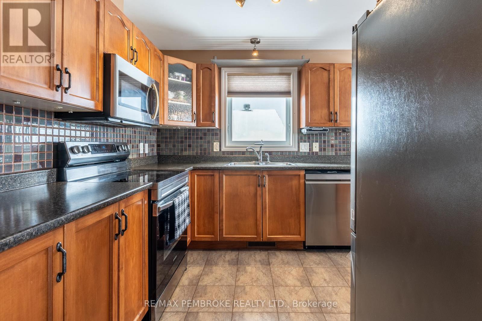 18 Morning Star Street, Petawawa, Ontario  K8H 0A1 - Photo 16 - X12800540