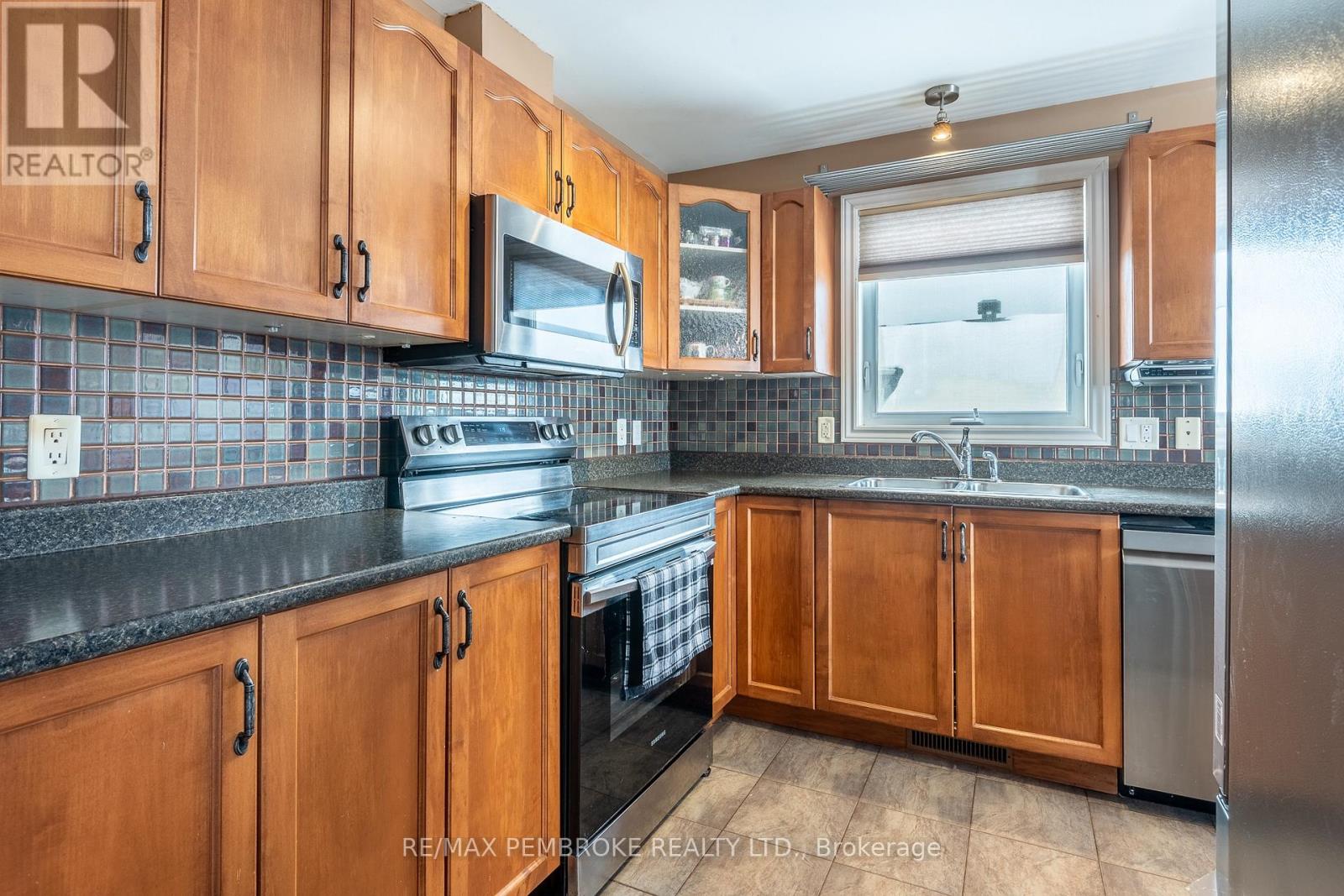 18 Morning Star Street, Petawawa, Ontario  K8H 0A1 - Photo 17 - X12800540