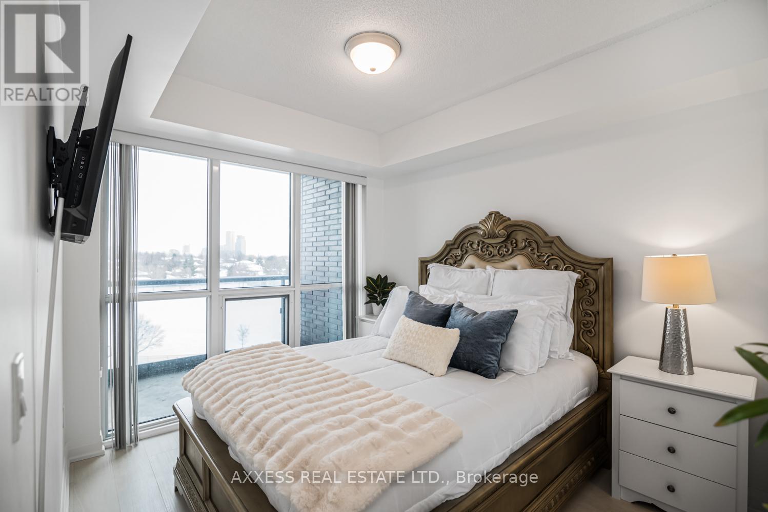 10 Gibbs Road, Toronto, Ontario  M9B 0E2 - Photo 17 - W12800528