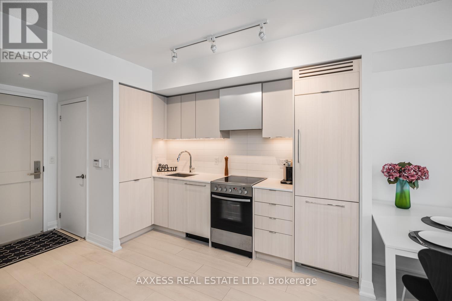 10 Gibbs Road, Toronto, Ontario  M9B 0E2 - Photo 3 - W12800528