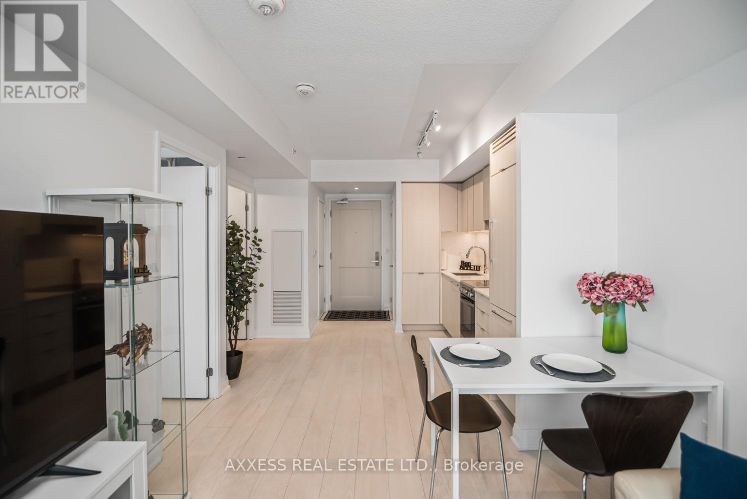 10 Gibbs Road, Toronto, Ontario  M9B 0E2 - Photo 4 - W12800528