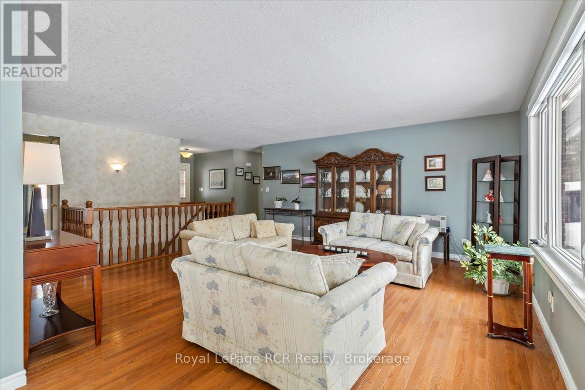 239 4th Street Crescent, Hanover, Ontario  N4N 3S2 - Photo 4 - X12800606