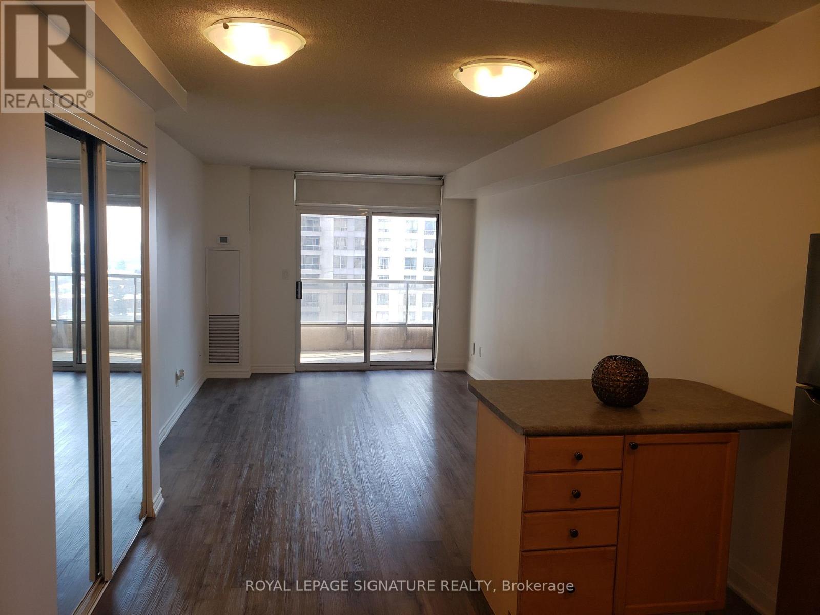 931 - 3888 Duke Of York Boulevard, Mississauga, Ontario  L5B 4P5 - Photo 3 - W12794628