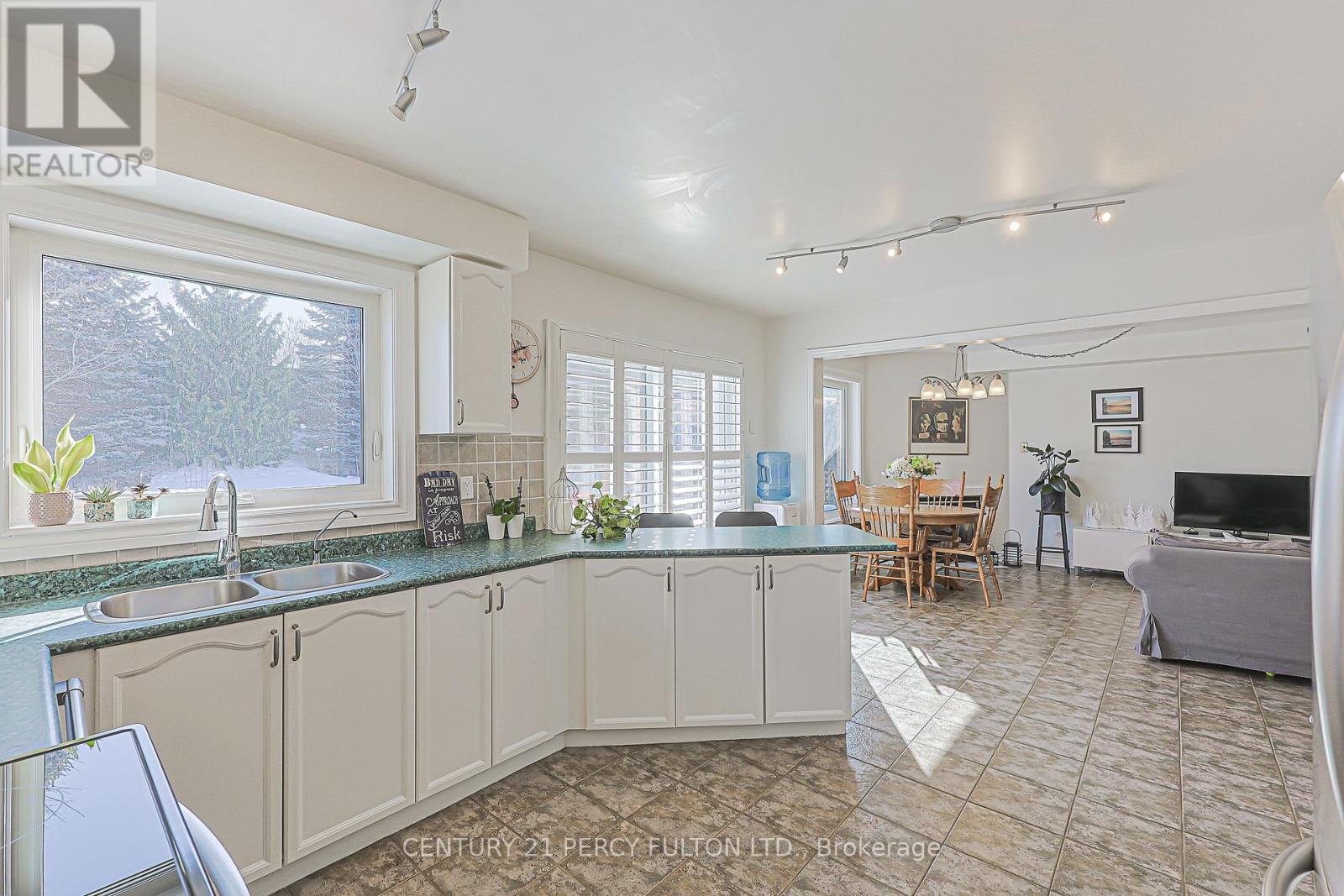 84 Loraview Lane, Aurora, Ontario  L4G 6N5 - Photo 5 - N12800612