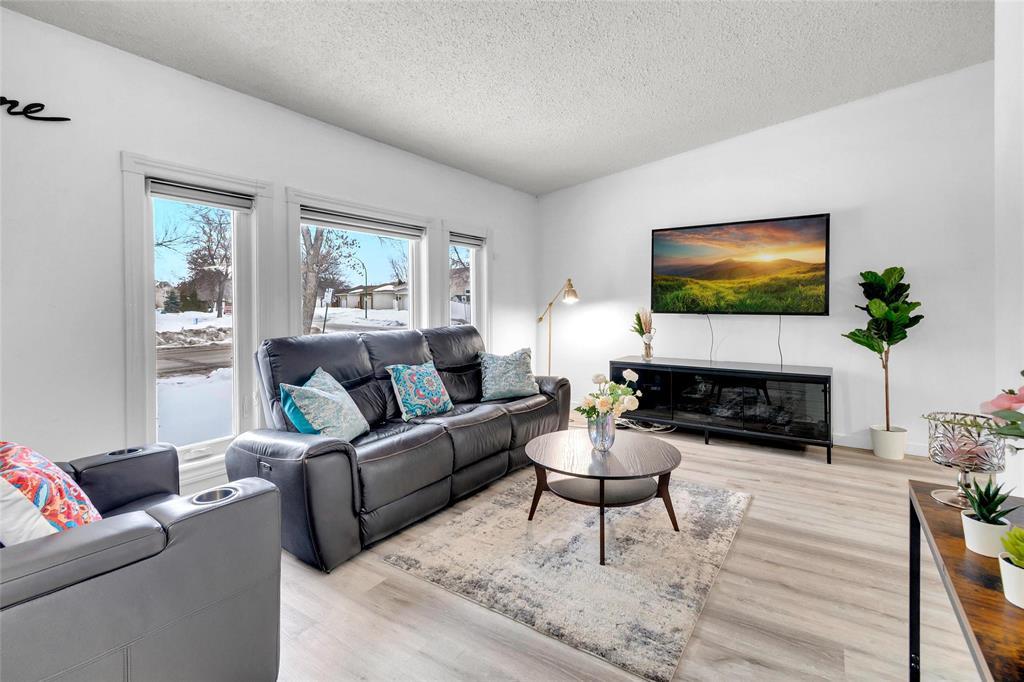 157 Devonshire Drive, Winnipeg, Manitoba  R2C 4G9 - Photo 2 - 202603007