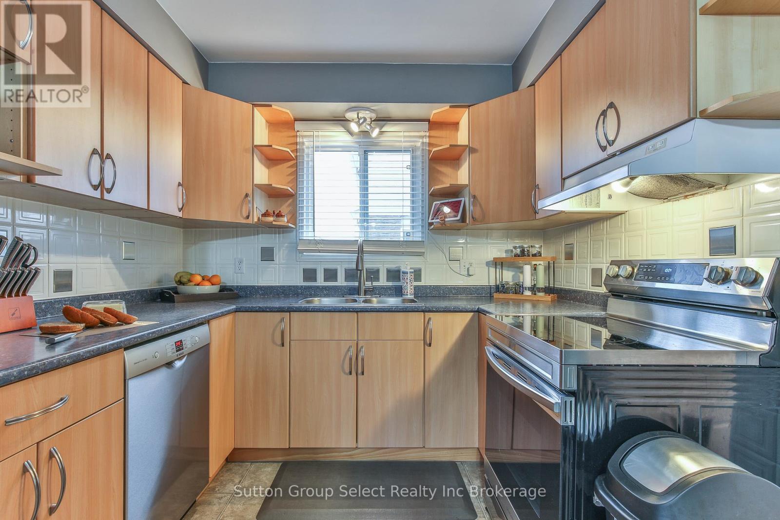 1091 Canfield Crescent, Woodstock, Ontario N4S 8P3 - Photo 7 - X12800708