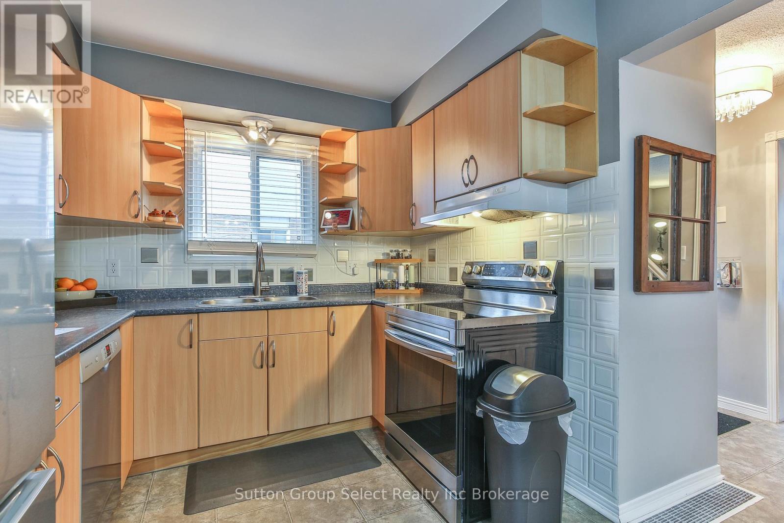 1091 Canfield Crescent, Woodstock, Ontario N4S 8P3 - Photo 8 - X12800708