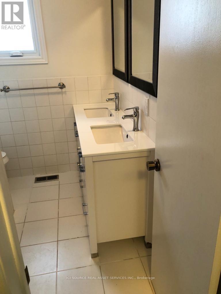 Upper - 81 Virginia Avenue, Toronto, Ontario  M4C 2S8 - Photo 19 - E12800682