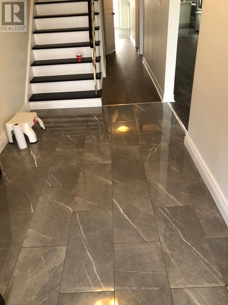 Upper - 81 Virginia Avenue, Toronto, Ontario  M4C 2S8 - Photo 2 - E12800682